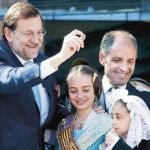 Rajoy presume de la compañía de Camps en las Fallas