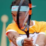 Rafael Nadal devuelve una bola al francés Lucas Pouille
