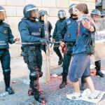 Un estudiante reta a los Mossos durante la manifestación del jueves