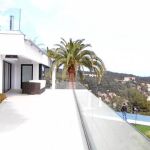 Una mansión en Tossa de Mar con increíbles vistas a un acantilado