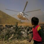 Un niño observa un helicóptero de rescate en Kerauja