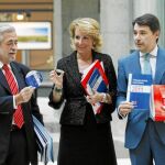 El Consejo de Gobierno aprobó ayer las cuentas para 2011 que después hizo públicas Esperanza Aguirre acompañada de Ignacio González y de Antonio Beteta
