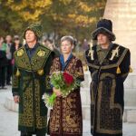 los cosmonautas rusos Valery Korzun (dcha) y Gennady Padalka (izda) y la astronauta estadounidense de la NASA Peggy Whitson (c) vestidos con trajes tradicionales kazajos