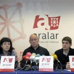 Txentxo Jiménez, coordinador de Aralar, junto a dos miembros de la ejecutiva en la rueda de prensa de hoy