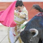 Cristian Escribano en un pase de pecho ayer en Pamplona