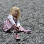 Una niña juega sobre la semillas de girasol de porcelana, que componen la obra del artista chino Ai Weiwei, durante la inauguración de su exhibición 'Sunflower Seeds' en el Museo Tate Modern de Londres