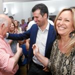 Luis Tudanca saluda a un simpatizante socialista, en presencia de la diputada y ex ministra Trinidad Jiménez, tras finalizar el mitin de campaña que se celebraba en la localidad vallisoletana de Medina del Campo