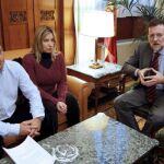Antonio del Castillo (i) y Eva Casanueva, los padres de la joven sevillana Marta del Castillo, asesinada en enero de 2009, son recibidos en el Congreso por el líder del PP, Mariano Rajoy (