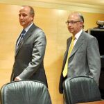 El ministro de Industria, Turismo y Comercio, Miguel Sebastián, junto al coordinador de economía del Partido Popular, Cristóbal Montoro