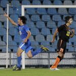 El centrocampista del Getafe Daniel Parejo (i) celebra, ante el mediocentro portugués del Apoel Nicosia Nuno Morais (d), el gol que ha marcado durante el partido de ida de la fase clasificatoria de la Liga Europa de la UEFA