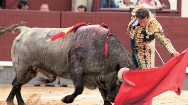 Rafaelillo torea al natural a su primer toro de José Escolar, ayer en Las Ventas