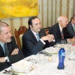 Mariano Martín y Juan Carlos García, de Inauto BMW, junto a Ramón García Moliner, Polo Satrustegui e Iraides Alvarez