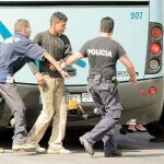 Los presos viajan junto al pasaje