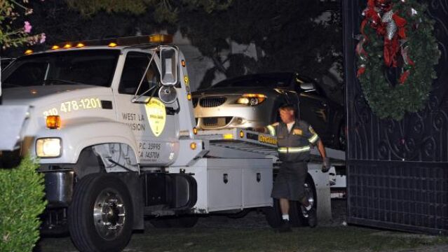 Una grúa de la Plicía retira el coche que supuestamente pertenece al médico personal de Michael Jackson