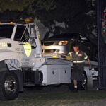 Una grúa de la Plicía retira el coche que supuestamente pertenece al médico personal de Michael Jackson