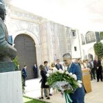 Griñán, ayer en la ofrenda floral al busto del Padre de la Patria Andaluza que preside el Patio del Recibimiento