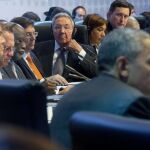 Raúl Castro escucha a Obama durante su intervención en la cumbre