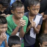 Un grupo de niños, tristes tras el combate