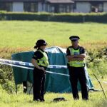 Dos policías británicos en uno de los escenarios del crimen múltiple