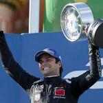 El piloto brasileño Nelson Piquet Junior celebra su victoria en el podio de Moscú