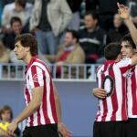 El centrocampista del Athletic Club de Bilbao Javi Martínez (d) celebra su gol ante el Málaga CF junto a sus compañeros Fernando Llorente (i) y Óscar De Marcos