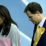 Miliband, junto a su esposa, se dirige a la sede de su partido ayer para anunciar su dimisión
