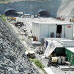 Casetas y material de obra de la empresa Acciona, que construye la autovía A-7, junto a un nuevo túnel de este trazado viario