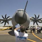 Un empleado hace una foto al A400M el día de su presentación en Sevilla