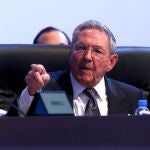 Fotografía cedida por Presidencia de Panamá de la intervención del presidente de Cuba, Raúl Castro, durante la sesión plenaria de la VII Cumbre de jefes de Estado y de Gobierno de las Américas que se celebrará en la Ciudad de Panamá.