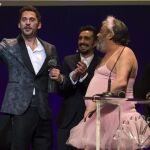 El actor y director Paco León (i), tras recibir el Premio Eloy de la Iglesia de manos de su tío Paco (3-i)
