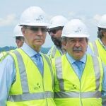 Del Rivero (dcha.) y el embajador español en Panamá, López-Barrón
