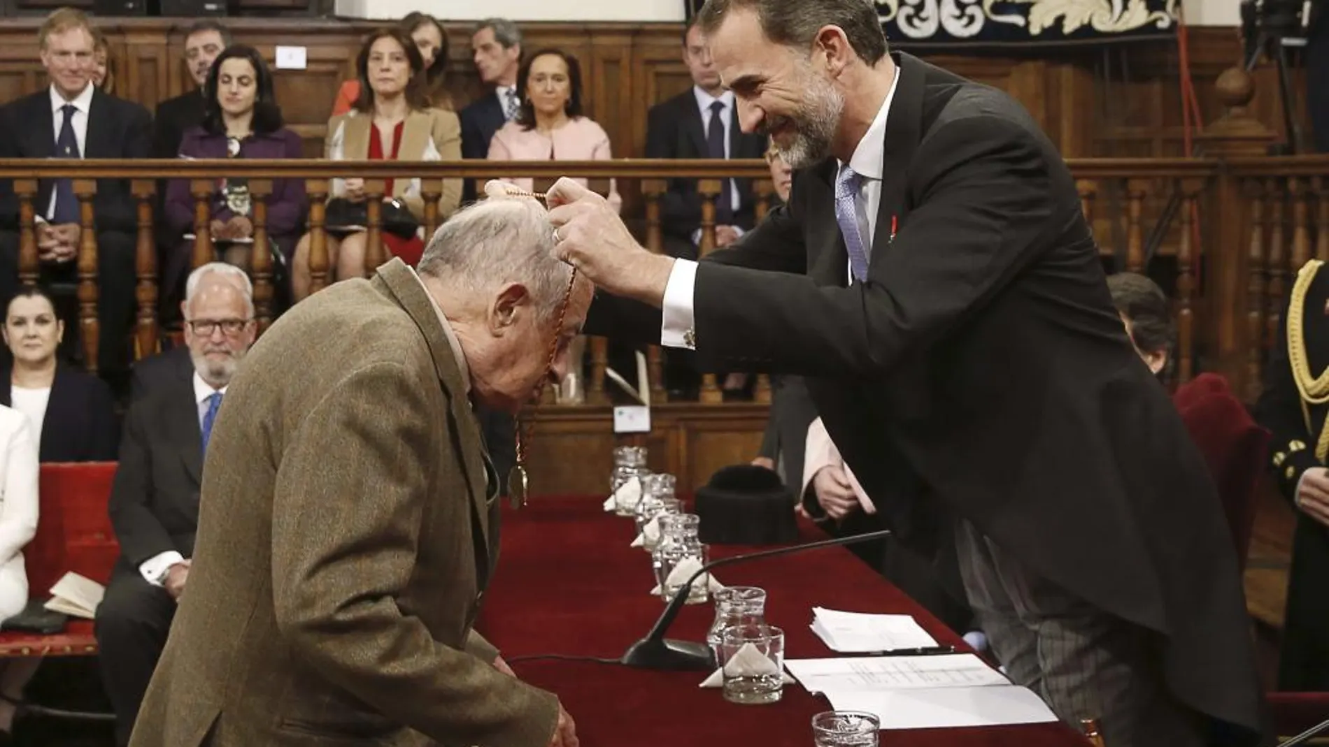 El escritor Juan Goytisolo ha recibido el Premio Cervantes de manos del Rey