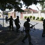 Soldados leales al presidente Pierre Nkurunziza, dejan atrás el cuerpo de un soldado leal al líder golpista en Bujumbura