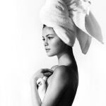 Selena Gómez sucumbe a la toalla de Mario Testino