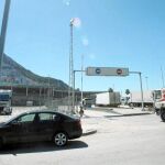 Un camión accede a Gibraltar por la entrada habitual tras haber quitado el Consistorio linense su señalización