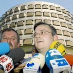 Pérez Roldán, presidente del Centro Jurídico Tomás Moro, ayer a las puertas del TC, tras presentar su recurso contra la Ley del Aborto