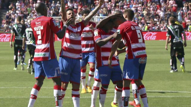 El delantero marroqu&iacute; del Granada Youssef El-Arabi celebra con sus compa&ntilde;eros.