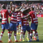 El delantero marroquí del Granada Youssef El-Arabi celebra con sus compañeros.