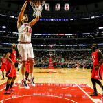 El español Pau Gasol, de los Chicago Bulls, logra encestar contra los Atlanta Hawks