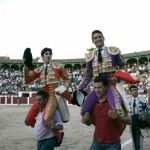Los diestros Alejandro Talavante (i) y José María Manzanares (d), salen a hombros de la plaza de toros de Talavera