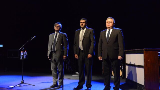 El embajador georgiano Zurab Pololikashvili (centro) escoltado por Ignacio Ybáñez, (izquierda) y David Usupashvili, (derecha), ambos escuchando los himnos nacionales de España y Georgia.