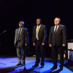 El embajador georgiano Zurab Pololikashvili (centro) escoltado por Ignacio Ybáñez, (izquierda) y David Usupashvili, (derecha), ambos escuchando los himnos nacionales de España y Georgia.