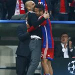 Thiago Alcantara se abraza a Guardiola tras la victoria ante el Oporto