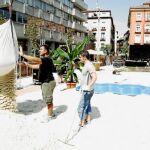 Los operarios se afanaban ayer por ultimar los detalles para recibir a los primeros bañistas urbanos del centro de la capital