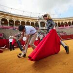 Una aficionada práctica en un curso celebrado en la Real Maestranza de Sevilla