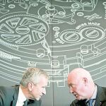 Bernard Arnault, presidente de Louis Vuitton, habla con el frabricante suizo de relojes Jean-Claude Biver