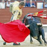 Juan Bautista en un derechazo al primero de su lote ayer en Las Ventas