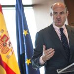 El ministro de Economía, Luis de Guindos, durante su intervención en el Fórum Europa Tribuna Mediterránea