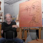 Aute, junto a una de sus pinturas, la otra gran pasión de este artista a tiempo completo