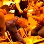 Imagen en la que Daniel, de 54, es maniatado por su compañeros de trabajo